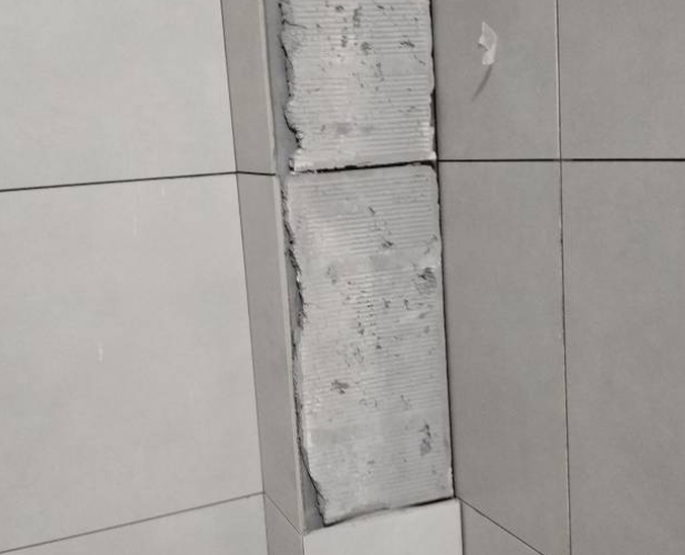 平桂瓷砖空鼓维修公司分享下瓷砖施工前基层浇水润湿程度不足，可能导致以下问题